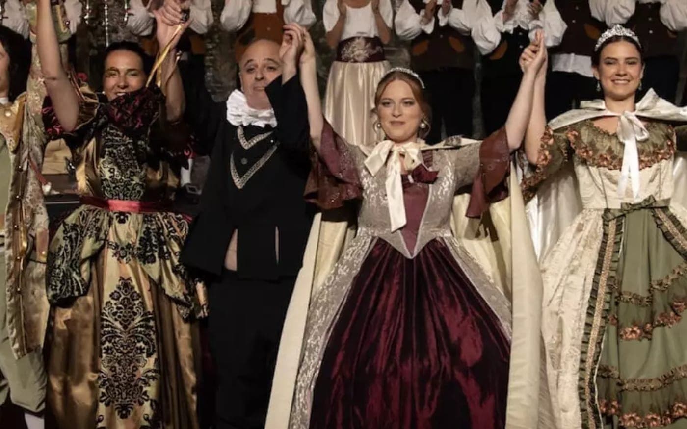 La troupe Comedia del Poitiers en costumes, saluant sur scène à la fin d’une représentation.