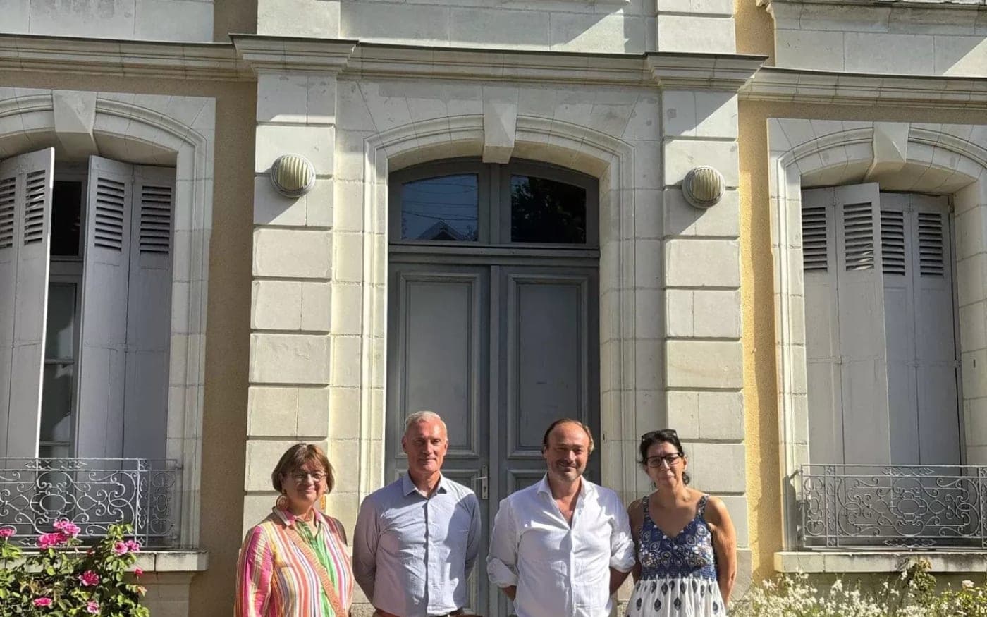 Quatre personnes devant la façade de la maison de Ligueil, lors de la visite du député et de la vice-présidente du conseil départemental.