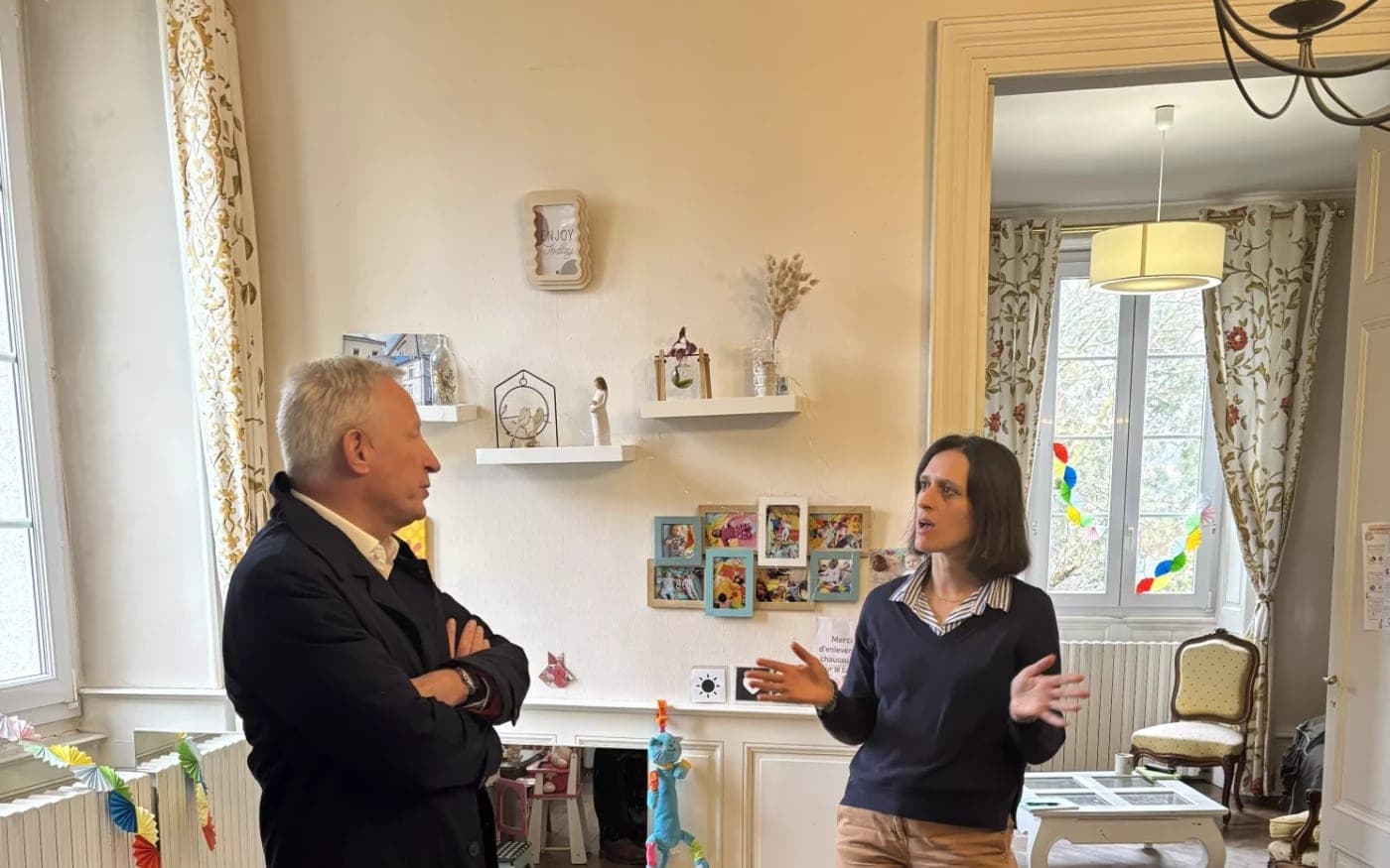 Le président du conseil départemental de la Mayenne écoute une professionnelle de l’association, dans le salon de la maison de Laval.