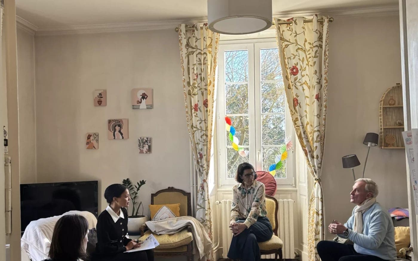 La préfète de la Mayenne en échange avec l’équipe, dans le salon de la maison de Laval.