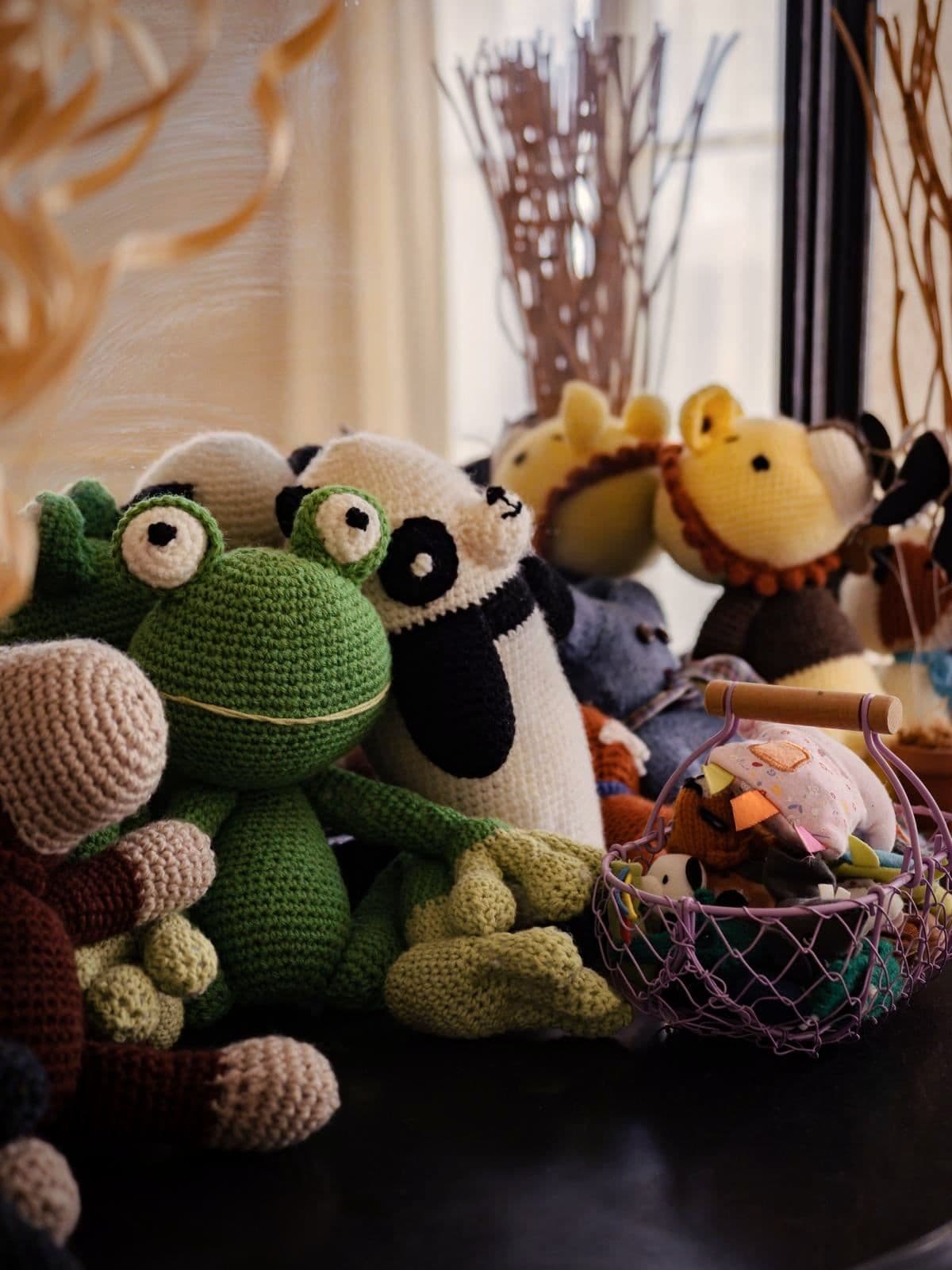 Des peluches rangées dans un coin de la maison de Ligueil.